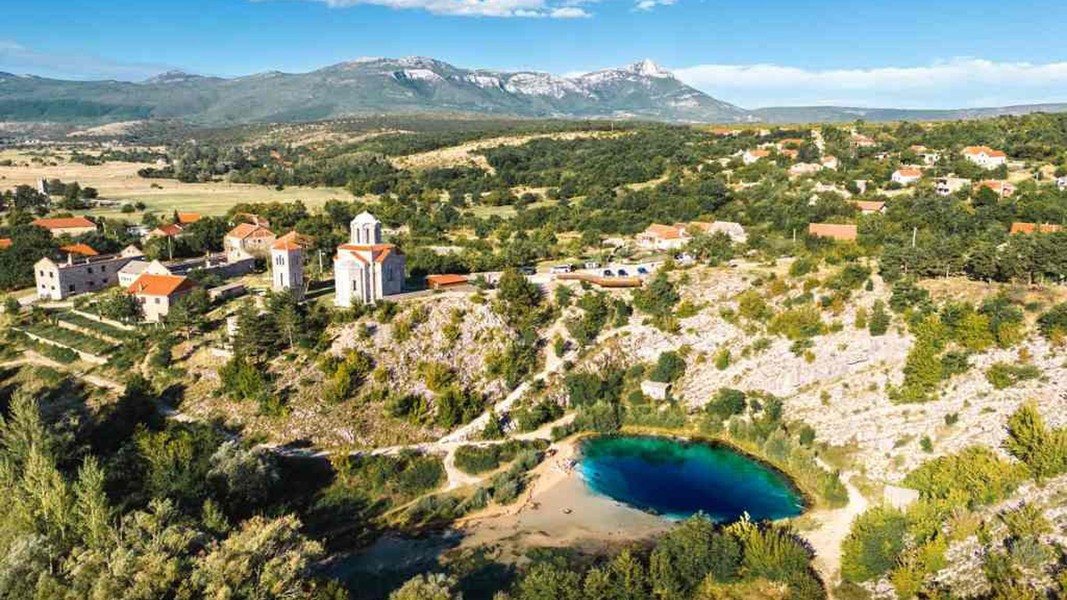 Nhìn từ trên cao, nó mang dáng vẻ của một con mắt màu xanh huyền bí nên được gọi với cái tên là "con mắt của Trái đất".