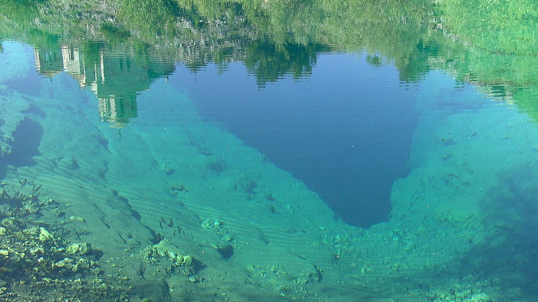 Các thợ lặn đã chạm tới độ sâu 115 m và theo như miêu tả của họ, thế giới thần tiên dưới nước đẹp không nói nên lời.