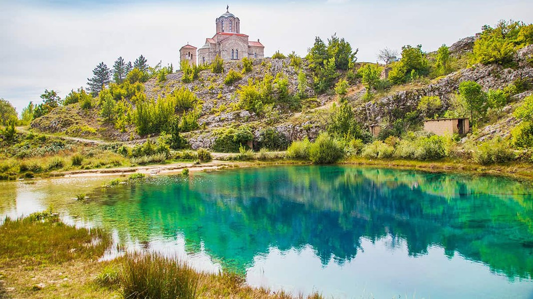 Có nhiều truyền thuyết về "con mắt của Trái đất". Một trong số đó là câu chuyện thần thoại về tiên nữ mang tên Cetina, có khả năng điều khiển được cá voi.