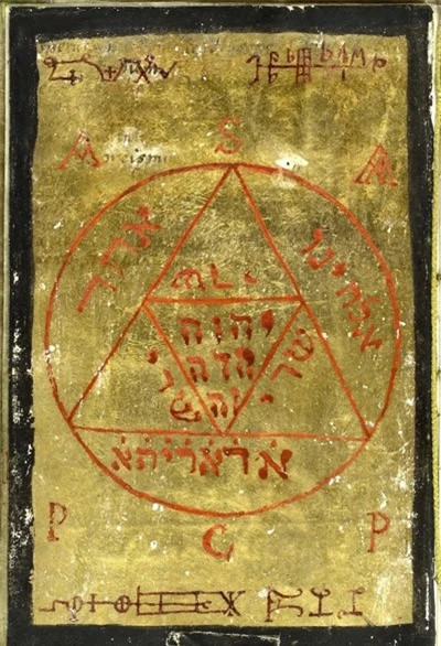 9. Cuốn sách Rồng đỏ: Được phát hiện trong hầm mộ của vua Solomon những năm 1750, cuốn sách Rồng đỏ/Tin vui từ quỷ Satan ra đời vào năm 1520 sau Công Nguyên. Sách được viết bằng tiếng Do Thái và cả tiếng Aram. Cuốn sách gồm 4 phần này do nhà thờ Công giáo La Mã sở hữu và được lưu giữ trong tòa thánh Vatican một cách bí mật không cho công chúng tiếp xúc. Tác giả cuốn sách được cho là Horonius, một người Ai Cập sống tại Thebes bị quỷ ám. Cuốn sách trình bày những bằng chứng chiêu hồn quỷ Satan cũng như việc các Giáo hoàng mới sẽ dần dần bị Quỷ dữ nắm giữ linh hồn. Ngày nay cuốn sách vẫn được những người mê tà thuật sử dụng. Người ta đồn rằng nó không hề bắt lửa.