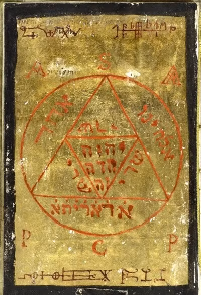 9. Cuốn sách Rồng đỏ: Được phát hiện trong hầm mộ của vua Solomon những năm 1750, cuốn sách Rồng đỏ/Tin vui từ quỷ Satan ra đời vào năm 1520 sau Công Nguyên. Sách được viết bằng tiếng Do Thái và cả tiếng Aram. Cuốn sách gồm 4 phần này do nhà thờ Công giáo La Mã sở hữu và được lưu giữ trong tòa thánh Vatican một cách bí mật không cho công chúng tiếp xúc. Tác giả cuốn sách được cho là Horonius, một người Ai Cập sống tại Thebes bị quỷ ám. Cuốn sách trình bày những bằng chứng chiêu hồn quỷ Satan cũng như việc các Giáo hoàng mới sẽ dần dần bị Quỷ dữ nắm giữ linh hồn. Ngày nay cuốn sách vẫn được những người mê tà thuật sử dụng. Người ta đồn rằng nó không hề bắt lửa.