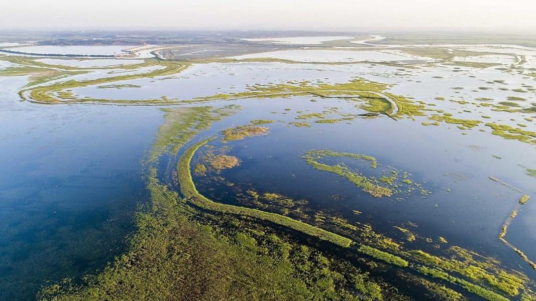 Hồ Phàn Dương còn được mệnh danh là “Tam giác quỷ phương Đông”. Theo thống kê trong suốt 60 năm qua, có hơn 200 tàu và thuyền chìm trong hồ khiến khoảng 1.600 người mất tích. Chỉ có 30 người sống sót, song tất cả họ đều mắc bệnh tâm thần.