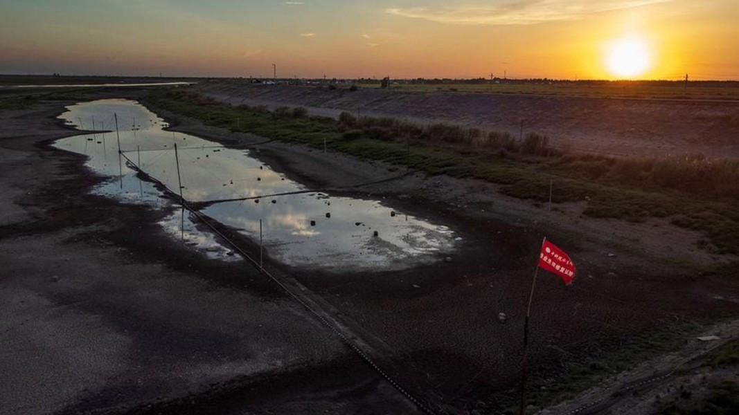 Năm 1363, hồ đã trở thành chiến trường lớn nhất và đẫm máu nhất lịch sử Trung Quốc.