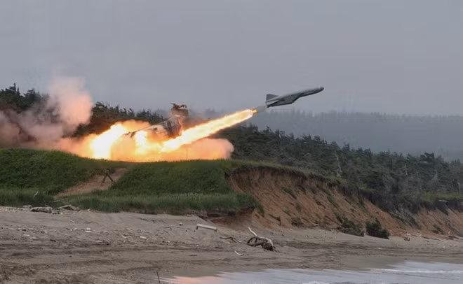 4K51 Rubezh là biến thể dùng cho lực lượng phòng thủ bờ biển của tên lửa chống hạm P-15 Termit. Quân đội Liên Xô sử dụng nó từ những năm 60. Tổ hợp gồm 2 ống phóng KT-161 cùng radar điều khiển hỏa lực, các thành phần này nằm trên khung gầm xe tải MAZ-543. Nó sử dụng đạn tên lửa chống hạm P-15 có tầm bắn 40-80 km tùy biến thể. Ngày nay, 4K51 đã lạc hậu so với các tàu chiến hiện đại song nó vẫn là một hệ thống hữu hiệu để tấn công các tàu đổ bộ, tàu vận tải không có hệ thống phòng thủ mạnh.