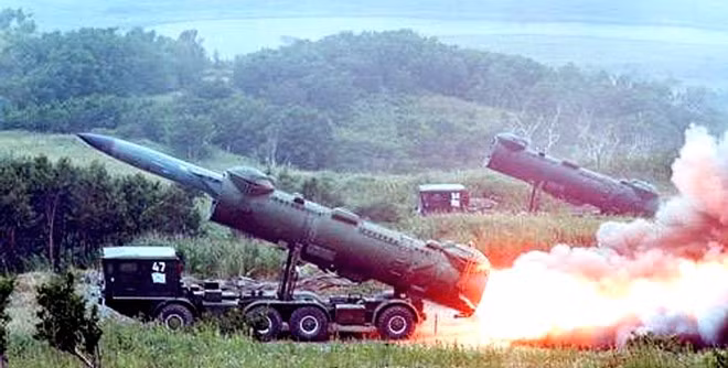 4K44B Redut là hệ thống phòng thủ bở biển tầm xa mà quân đội Liên Xô từ năm 1966. Mỗi hệ thống Redut gồm ống phóng SPU-35 với tên lửa P-5 Pyatyorka bên trong. Ống phóng nằm trên khung gầm xe tải BAZ-135 với 8 bánh. Một tổ hợp Redut có 3 xe phóng, xe chỉ huy và xe radar 4R45 Skala. Tên lửa P-5 có tầm bắn tới 450 km. Biến thể nâng cấp P-35B có tầm bắn tới 550 km, mang theo đầu đạn nặng 1.000 kg đủ sức nhấn chìm tàu sân bay. Redut là hệ thống phòng thủ bờ biển có tầm bắn xa nhất thế giới hiện nay. Nhược điểm của nó là thời gian triển khai-thu hồi chậm, tên lửa có kích thước đồ sộ nên dễ bị phát hiện và đánh chặn từ xa.