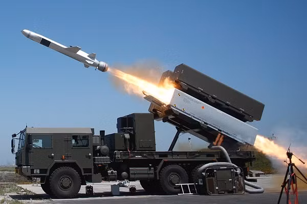 Naval Strike Missile (NSM) "tên lửa tấn công hải quân" là một sản phẩm độc đáo của Kongsberg Defence &amp; Aerospace (KDA), Na Uy. Người ta có thể sử dụng NSM làm hệ thống phòng thủ bờ biển hay triển khai trên các tàu chiến. Nó có thiết kế khí động học hiện đại kèm theo cảm biến hồng ngoại tiên tiến, cho phép tấn công mục tiêu với độ chính xác rất cao. Với khả năng đột phá mạng lưới phòng không đối phương, nó trở thành một trong những tên lửa chống hạm hàng đầu thế giới. Nó có tầm bắn tối đa 180 km, mang theo đầu đạn nặng 125 kg. Tháng 9/2014, Hải quân Mỹ thử nghiệm loại tên lửa này trên tàu chiến duyên hải LCS để đánh giá khả năng tương thích, nên giới chuyên môn không loại trừ khả năng Mỹ sẽ sử dụng tên lửa NSM làm vũ khí chống hạm cho tàu chiến LCS.