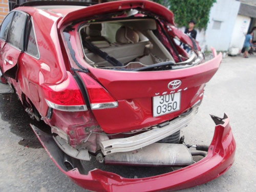 Chiếc Venza bị nát cả đuôi, bánh sau bắn khỏi xe.