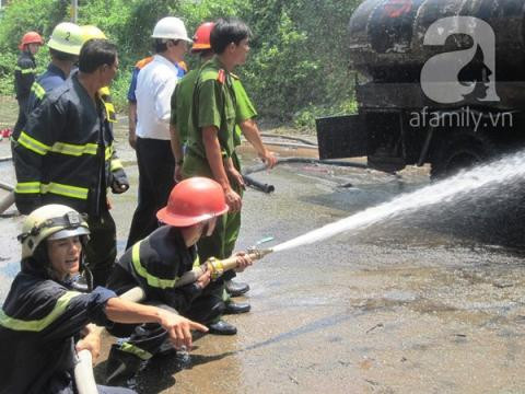 Gần 10 phút sau, lực lượng Cảnh sát Phòng cháy chữa cháy (PCCC) huyện Nhà Bè đã huy động hai xe chữa cháy cùng hàng chục chiến sĩ đến dập lửa. Ảnh: afamily.