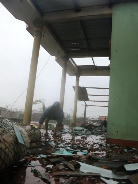 Sau trận càn quét kinh hoàng của bão, nhiều nhà chỉ còn lại là đống đổ nát. Ảnh: Tuổi Trẻ