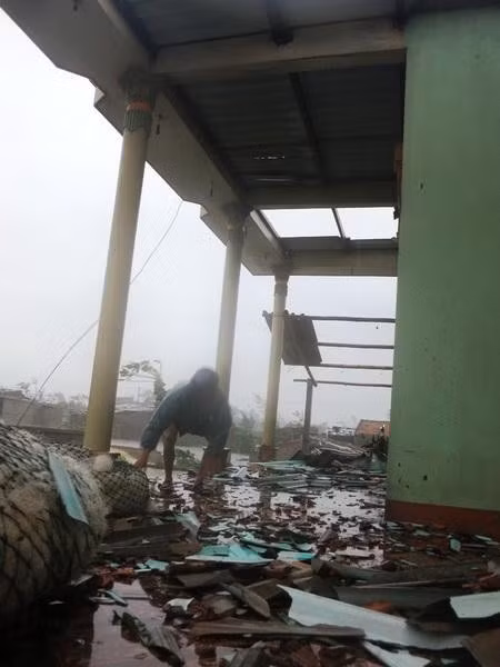 Sau trận càn quét kinh hoàng của bão, nhiều nhà chỉ còn lại là đống đổ nát. Ảnh: Tuổi Trẻ