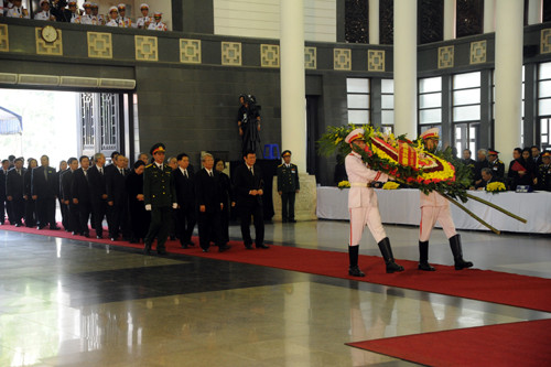 7h33: Chủ tịch nước Trương Tấn Sang dẫn đầu đoàn đại biểu lãnh đạo nhà nước vào viếng.