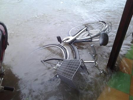 Nhiều học sinh bị ngã trên đường về nhà. Ảnh: Nông nghiệp VN.