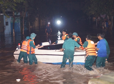 Lực lượng cứu hộ đang túc trực làm nhiệm vụ. Ảnh: Báo Bình Dương.