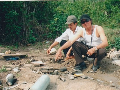 TS Bằng (đeo kính) trực tiếp giám sát quá trình khoan.