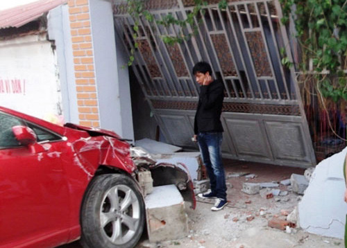 Hiện trường chiếc Toyota Venza tông sập chiếc cổng kiên cố.