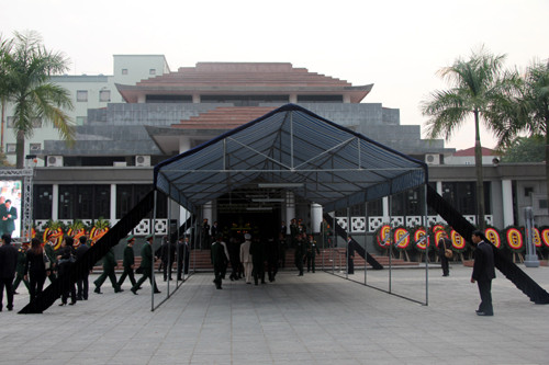 Nhà tang lễ Quốc gia phủ ngập một màu đen.