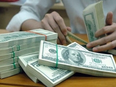 Hai bị can trên bị cáo buộc có hành vi cho Lê Thành Công (Giám đốc Cty Dệt kim Đông Phương) dùng sổ đỏ tại công trình Âu Cơ bảo lãnh cho một Cty TNHH về đầu tư xây dựng làm thủ tục vay hơn 100 tỷ đồng của Chi nhánh 6 Agribank, sau đó lại cho chính Công ty này mượn lại sổ đỏ của ngân hàng để tiếp tục thế chấp, vay tiền của một ngân hàng thương mại khác. Như vậy, chỉ với một cuốn sổ đỏ, Công ty dệt kim Đông Phương đã vay được tổng cộng 460 tỷ đồng nhờ sự giúp sức của Chi nhánh 6 Agribank.