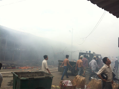 Rất may do đám cháy được phát hiện sớm nên cả trăm tiểu thương kịp thời bỏ chạy, nên không có thiệt hại về người. Ảnh: Người Lao Động