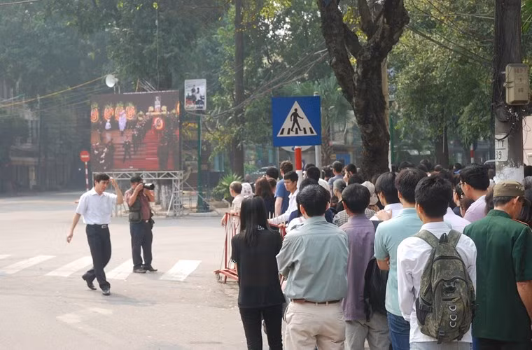 Màn hình tường thuật lễ tang Đại tướng ở phố Hàn Thuyên.