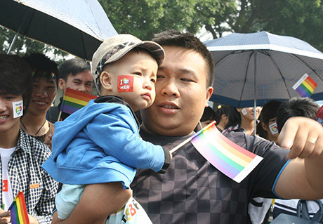 Nhiều bậc phụ huynh cũng đưa cả con nhỏ đi dự hội.