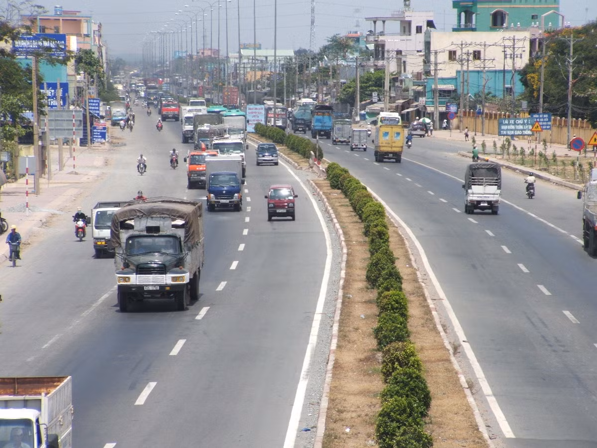 Quốc lộ 1A dài rộng thênh thang.