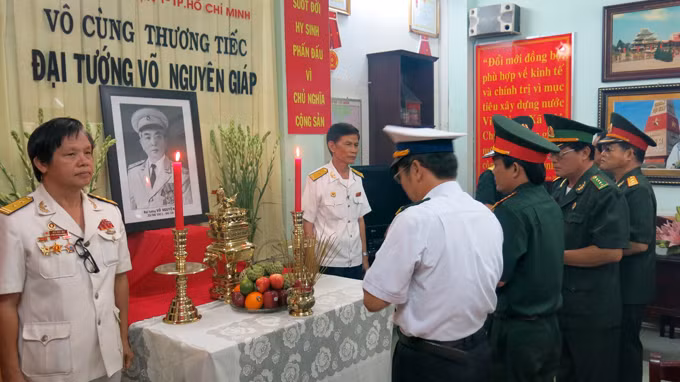 Các cựu chiến binh Q.1, TP.HCM thắp hương trước bàn thờ Đại tướng Võ Nguyên Giáp.