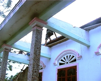 Ngay sáng nay, lãnh đạo TP Đồng Hới và hai địa phương bị thiệt hại đã huy động lực lượng để khắc phục hậu quả của lốc xoáy. Trước đó, cơn bão số 10 cũng gây thiệt hại nặng trên toàn địa bàn Đồng Hới, hiện vẫn chưa thể khắc phục hậu quả. 