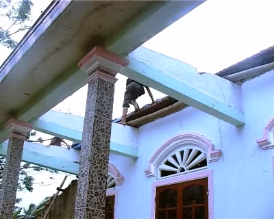 Ngay sáng nay, lãnh đạo TP Đồng Hới và hai địa phương bị thiệt hại đã huy động lực lượng để khắc phục hậu quả của lốc xoáy. Trước đó, cơn bão số 10 cũng gây thiệt hại nặng trên toàn địa bàn Đồng Hới, hiện vẫn chưa thể khắc phục hậu quả. 