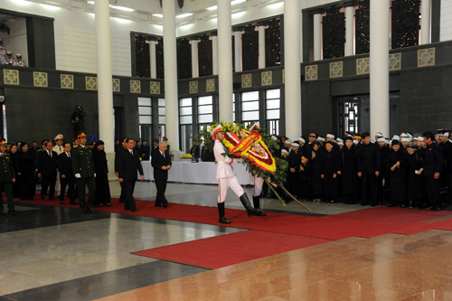  7h40: Chủ tịch Quốc hội Nguyễn Sinh Hùng và đoàn đại biểu các cơ quan của Quốc hội vào viếng Đại tướng.