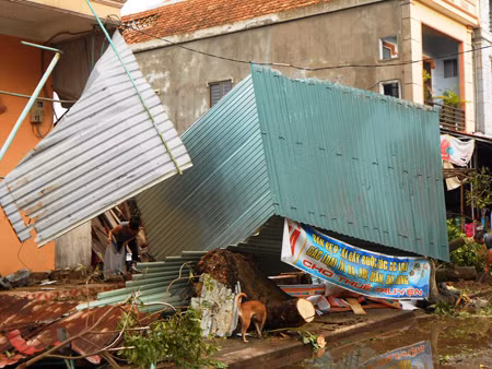 Điều đó lý giải vì sao cái nghèo cái khó luôn vây quanh các tỉnh miền Trung vốn mưa bão quanh năm. Ảnh: Dân Việt