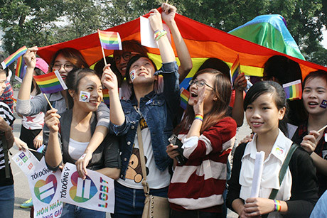 Lá cờ cầu vồng đại diện cho cộng đồng LGBT ( Lesbian - đồng tính nữ, Gay - đồng tính nam, Bisexual - song tính nam hoặc nữ, Transsexual/Transgender - hoán tính/chuyển giới) "phủ sóng" khắp nơi.