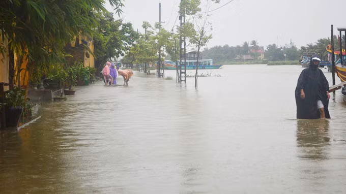 Nước ở sông Hoài (Hội An) dâng ngập cả phố cổ. Ảnh: Báo Quảng Nam