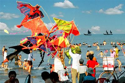 Dù các bãi biển ở xã Diễn Hải, trong đó có Hòn Câu vẫn còn hoang sơ nhưng vào mùa du lịch, khách tứ phương đổ về vẫn khá đông. Ảnh: Toquoc.