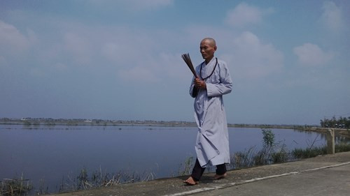 Hình ảnh của một nhà tu hành bước chân trần vượt 15 km đường trường, khiến đồng bào xúc động