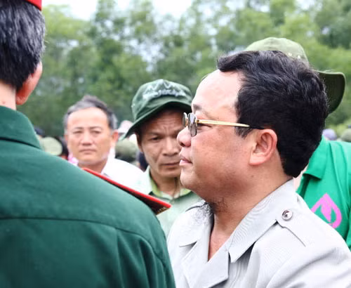 "Nhà tâm linh" Nguyễn Thanh Thúy - người đeo kính.