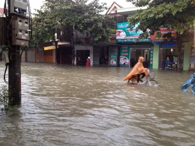Từ 2010 đến nay, chưa bao giờ Hà Tĩnh bị ngập nặng như vậy. Nhiều tuyến đường trung tâm thành phố như: Nguyễn Biểu, Nguyễn Du, Lý Tự Trọng, Hải Thượng Lãn Ông, Nguyễn Công Trứ... ngập sâu. Ảnh: Đời sống và Pháp luật.