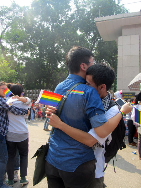 Nhiều cặp đôi đồng giới cũng tham dự và ủng hộ chương trình. Họ đến để bày tỏ yêu thương.