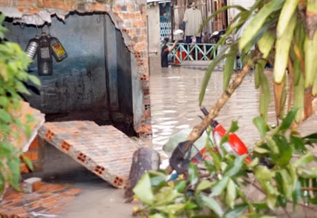 Mưa lớn, lụt làm cả tường nhà dân bị nứt toác. Ảnh: Tiền Phong.