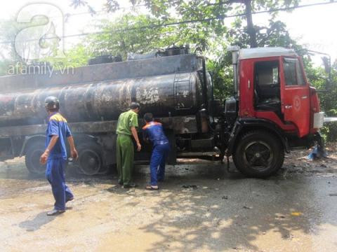 Tại hiện trường, phần xe bồn cháy sém hoàn toàn, hệ thống dẫn dầu, ống chứa dầu cũng cháy rụi và đứt thành nhiều phần. Ảnh: Afamily.