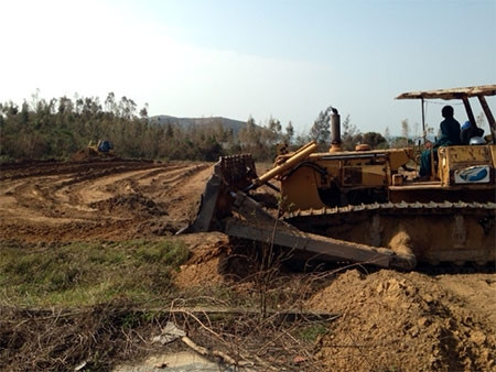 Ông Trương Tấn Viên tiết lộ thêm: “Chiều rộng nền đường cơ động 9m, mặt đường 7,5m chiều dày cấp phối 50cm, được lu lèn chặt. Bãi đỗ xe số 1 sẽ được mở rộng diện tích trên 1000 m2, chiều dày lớp cấp phối khoảng 20cm. Chậm nhất, các công trình này sẽ hoàn thành vào ngày 12-10”. Hiện nay, các lực lượng thi công cả ngày và đêm.