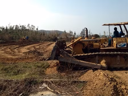 Ông Trương Tấn Viên tiết lộ thêm: “Chiều rộng nền đường cơ động 9m, mặt đường 7,5m chiều dày cấp phối 50cm, được lu lèn chặt. Bãi đỗ xe số 1 sẽ được mở rộng diện tích trên 1000 m2, chiều dày lớp cấp phối khoảng 20cm. Chậm nhất, các công trình này sẽ hoàn thành vào ngày 12-10”. Hiện nay, các lực lượng thi công cả ngày và đêm.