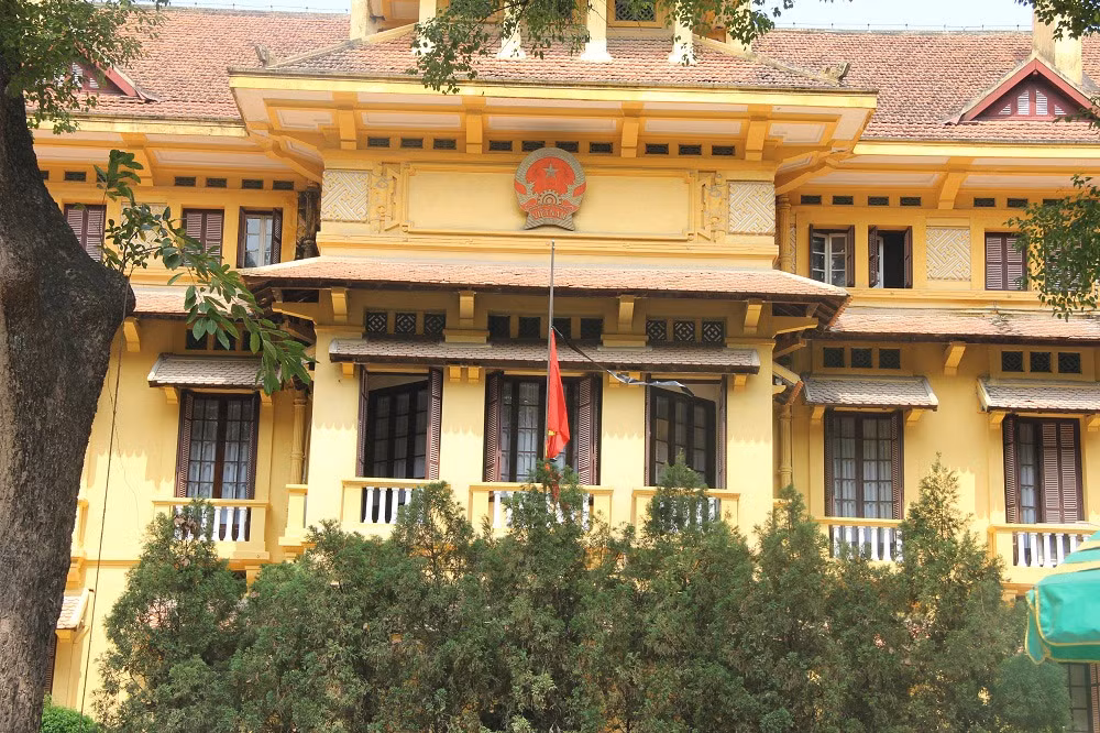 Cột cờ trong trụ sở của Bộ Ngoại giao Cột cờ trong trụ sở của Bộ Ngoại giao