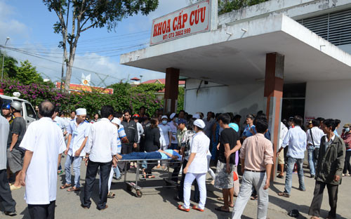 Khoa cấp cứu Bệnh viên đa khoa tỉnh Tiền Giang quá tải do có quá nhiều bệnh nhân bị ngộ độc được đưa đến.