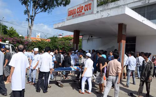 Khoa cấp cứu Bệnh viên đa khoa tỉnh Tiền Giang quá tải do có quá nhiều bệnh nhân bị ngộ độc được đưa đến.