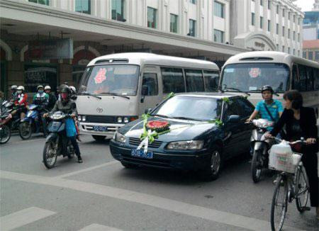 Xe công không chỉ được nhiều địa phương mua sắm tràn lan mà còn được dùng vào các mục đích riêng tư, không phải phục vụ việc công.