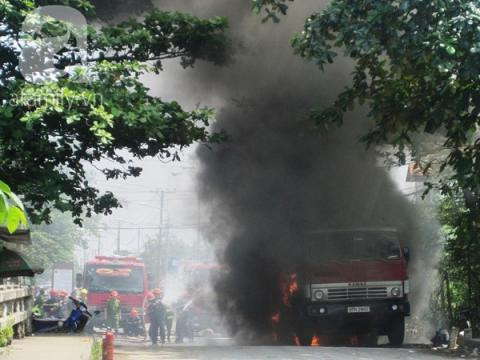 Sau khi phát hiện ngọn lửa phát cháy dữ dội, tài xế hốt hoảng truy hô. Nhiều người dân sống xung quanh hoảng hốt vội bỏ chạy vì sợ bồn chứa dầu phát nổ. Ảnh: afamily.