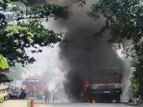 Sau khi phát hiện ngọn lửa phát cháy dữ dội, tài xế hốt hoảng truy hô. Nhiều người dân sống xung quanh hoảng hốt vội bỏ chạy vì sợ bồn chứa dầu phát nổ. Ảnh: afamily.