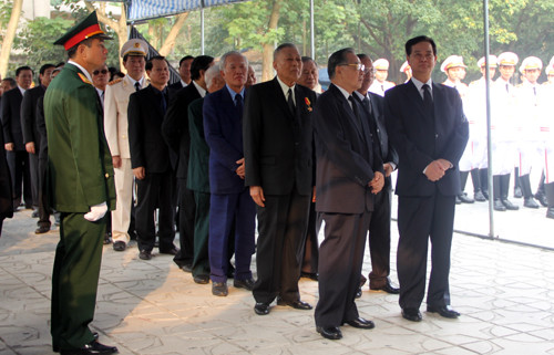  7h50: Đoàn đại biểu Chính phủ do Thủ tướng Nguyễn Tấn Dũng đứng đầu, đi vòng quanh linh cữu để vĩnh biệt Đại tướng. Các Phó Thủ tướng cùng các Bộ trưởng tham gia đoàn.