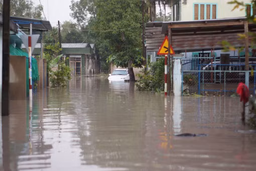 Nhiều nhà dân, tuyến đường ngập sâu tới 1-2 m. Ảnh: Báo Bình Dương.