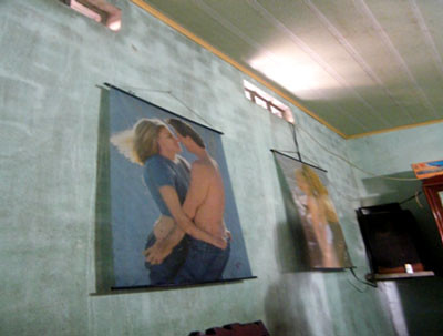 Những hình ảnh đẩy tính kích động treo nhan nhản trong các ki ốt, nhà nghỉ, kể cả nhà hàng, quán ăn, nhậu ở bãi biển Hòn Câu. Ảnh: Người Đưa Tin.